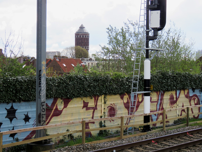 829782 Gezicht op een gedeelte van het geluidsscherm bij Station Utrecht Zuilen ter hoogte van de St. Josephlaan te ...